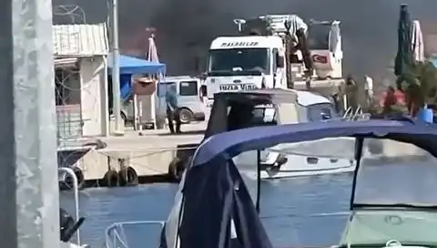 Tuzla'daki Balıkçı Barınağında Korkutan Lastik Yangını: Olayın Ayrıntıları