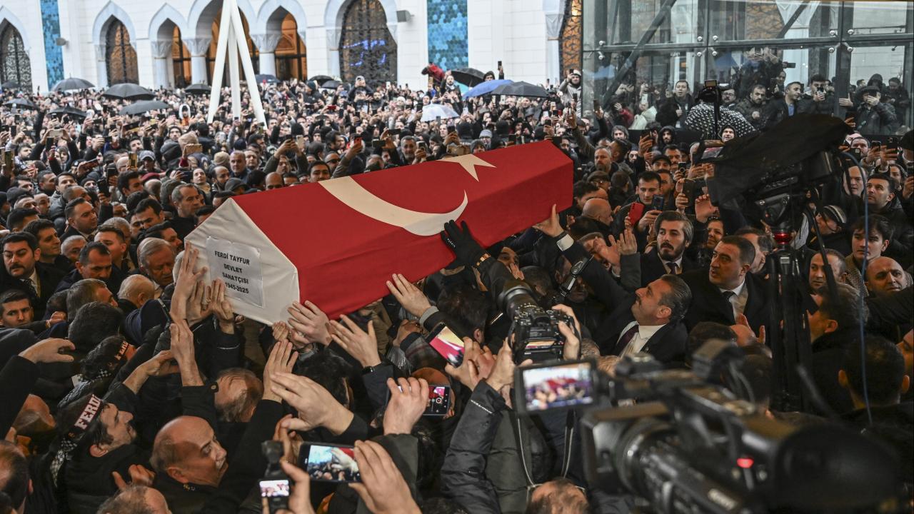 Ünlü Arabesk Sanatçısı Ferdi Tayfur Toprağa Verildi