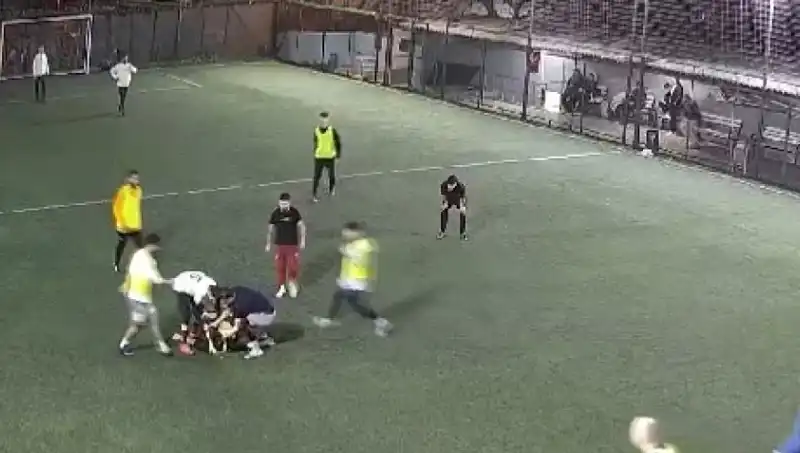 İki Farklı Halı Sahada Yaşanan Korkunç Ölüm Olayları Tek Gecede Meydana Geldi